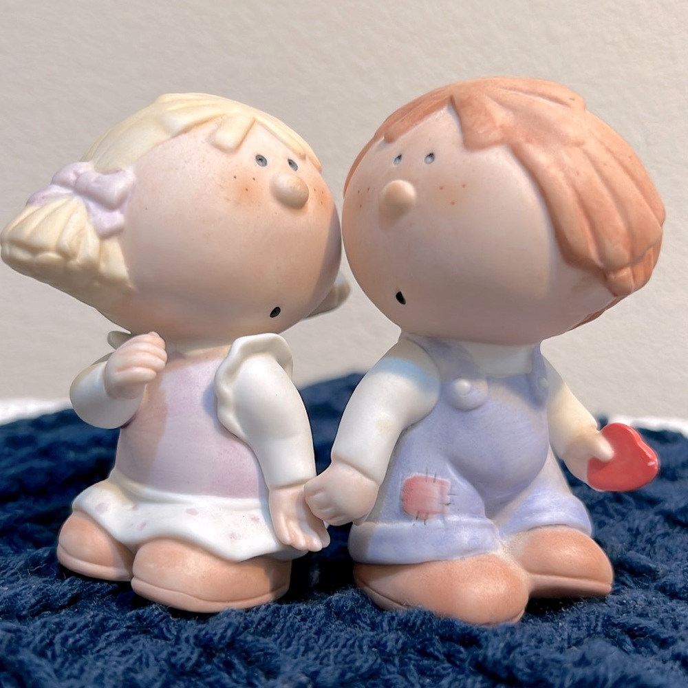 Vintage “Couple in love” ceramic figurines
